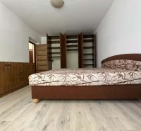 ☎️ 0918197701 Na prenájom zariadený 1 izbový byt na sídlisku západ n - Spálňa v 1-izbovom byte s posteľou, otvorenou skriňou a podlahou s dreveným dekorom.