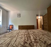 ☎️ 0918197701 Na prenájom  zariadený 1 izbový byt  na sídlisku západ n - Spálňa v 1-izbovom byte s posteľou, skriňou a stoličkou, podlaha s dreveným dekorom.