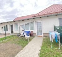 ☎️ 0918197701-NA PREDAJ  APARTMÁNOVÝ  DOM V KÚPEĽNOM MESTE  VO VEĽKOM  - Rodinný dom vo Veľkom Mederi s terasou, stoličkami a sušiakom na bielizeň.