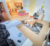 ☎️ 0918197701-NA PREDAJ  APARTMÁNOVÝ  DOM V KÚPEĽNOM MESTE  VO VEĽKOM  - Obývacia izba v rodinnom dome s pohovkou, stolom, TV a dekoráciami, podlaha s dreveným dekorom.