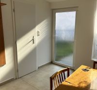 ☎️ 0918197701-NA PREDAJ  APARTMÁNOVÝ  DOM V KÚPEĽNOM MESTE  VO VEĽKOM  - Interiér rodinného domu s keramickou podlahou, dreveným stolom a sklenenými dverami.
