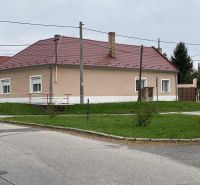 ☎️ 0918197701-NA PREDAJ  APARTMÁNOVÝ  DOM V KÚPEĽNOM MESTE  VO VEĽKOM  - Rodinný dom vo Veľkom Mederi s červenou strechou a jednoduchou fasádou.