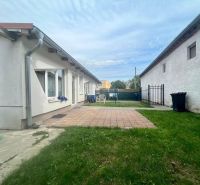 ☎️ 0918197701-NA PREDAJ  APARTMÁNOVÝ  DOM V KÚPEĽNOM MESTE  VO VEĽKOM  - Záhrada s trávnikom a terasou pri rodinnom dome vo Veľkom Mederi.