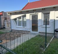 ☎️ 0918197701-NA PREDAJ  APARTMÁNOVÝ  DOM V KÚPEĽNOM MESTE  VO VEĽKOM  - Rodinný dom vo Veľkom Mederi so záhradkou a červenou strechou za plotom.
