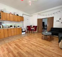 ☎️ 0918197701-NA PREDAJ  APARTMÁNOVÝ  DOM V KÚPEĽNOM MESTE  VO VEĽKOM  - Obývačka rodinného domu s kuchynským kútom, podlahou s dreveným dekorom a nábytkom.