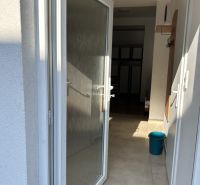 ☎️ 0918197701-NA PREDAJ  APARTMÁNOVÝ  DOM V KÚPEĽNOM MESTE  VO VEĽKOM  - Vstup do rodinného domu s otvorenými dverami, dlažbou a stojacim modrým vedierkom.
