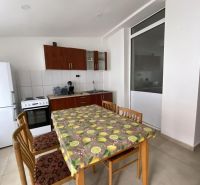 ☎️ 0918197701-NA PREDAJ  APARTMÁNOVÝ  DOM V KÚPEĽNOM MESTE  VO VEĽKOM  - Kuchyňa v rodinnom dome s jedálenským stolom a kuchynskou linkou.
