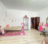 ☎️ 0918197701-NA PREDAJ  APARTMÁNOVÝ  DOM V KÚPEĽNOM MESTE  VO VEĽKOM  - Detská izba v rodinnom dome s posteľou, hračkami a podlahou s dreveným dekorom.