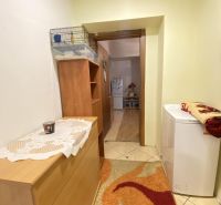 ☎️ 0918197701-NA PREDAJ  APARTMÁNOVÝ  DOM V KÚPEĽNOM MESTE  VO VEĽKOM  - Chodba v rodinnom dome so skrinkami, kobercom a klietkou na nábytok.