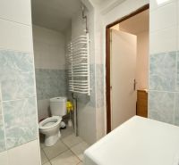 ☎️ 0918197701-NA PREDAJ  APARTMÁNOVÝ  DOM V KÚPEĽNOM MESTE  VO VEĽKOM  - Kúpeľňa v rodinnom dome s práčkou, toaletou a obkladom v bielomodrej kombinácii.