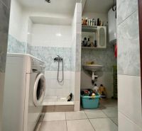 ☎️ 0918197701-NA PREDAJ  APARTMÁNOVÝ  DOM V KÚPEĽNOM MESTE  VO VEĽKOM  - Kúpeľňa v rodinnom dome s práčkou, sprchovacím kútom a úložným priestorom.