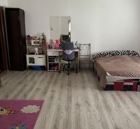 ☎️ 0918197701-NA PREDAJ  APARTMÁNOVÝ  DOM V KÚPEĽNOM MESTE  VO VEĽKOM  - Detská izba s posteľou, písacím stolom a podlahou s dreveným dekorom v rodinnom dome.