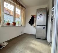 ☎️ 0918197701-NA PREDAJ  APARTMÁNOVÝ  DOM V KÚPEĽNOM MESTE  VO VEĽKOM  - Interiér rodinného domu s chladničkou, oknom s kvetmi a vešiakom na kabáty.