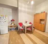☎️ 0918197701-NA PREDAJ  APARTMÁNOVÝ  DOM V KÚPEĽNOM MESTE  VO VEĽKOM  - Jedáleň v Rodinnom dome s podlahou s dreveným dekorom, dreveným nábytkom a stropným svietidlom.