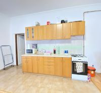 ☎️ 0918197701-NA PREDAJ  APARTMÁNOVÝ  DOM V KÚPEĽNOM MESTE  VO VEĽKOM  - Kuchyňa v rodinnom dome s dreveným dekorom a základným vybavením.