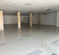 0911 234 656 Prenájom obchodný priestor Dunajská Streda - Prázdne obchodné priestory s dlažbou, stĺpmi a podhľadom.