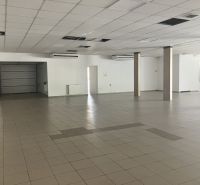 0911 234 656 Prenájom obchodný priestor Dunajská Streda - Obchodné priestory s dlažbou a stĺpmi ponúkajú dostatok otvoreného priestoru.