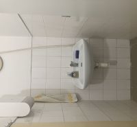 0911 234 656 Prenájom obchodný priestor Dunajská Streda - Umývadlo s dlažbou a mydlom v obchodných priestoroch.
