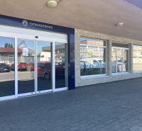 0911 234 656 Prenájom obchodný priestor Dunajská Streda - Obchodné priestory v Dunajskej Strede s preskleným vchodom a výkladmi, ponuka na prenájom.