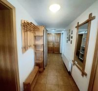  NA PREDAJ Priestranný rodinný dom s farmou  Detva - Chodba v rodinnom dome s dreveným dekorom a vešiakovým panelom.