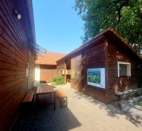  NA PREDAJ Priestranný rodinný dom s farmou  Detva - Drevená terasa rodinného domu v Detve s lavicami a stĺpikotou.