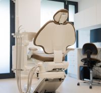 Kompletne zariadená zubná ambulancia, Záhorská Bystrica - Zubárske kreslo v obchodných priestoroch s moderným vybavením a svetlými povrchmi.