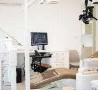 Kompletne zariadená zubná ambulancia, Záhorská Bystrica - Zubná ambulancia so zubárskym kreslom a vybavením v obchodných priestoroch.