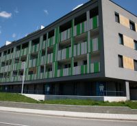Kompletne zariadená zubná ambulancia, Záhorská Bystrica - Budova na ulici Kunovská s obchodnými priestormi a farebnou fasádou.