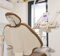 Kompletne zariadená zubná ambulancia, Záhorská Bystrica - Zubárske kreslo v obchodných priestoroch s moderným vybavením.