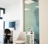 Kompletne zariadená zubná ambulancia, Záhorská Bystrica - Ordinácia s bielymi skrinkami a stoličkou, obchodné priestory, moderné vybavenie.