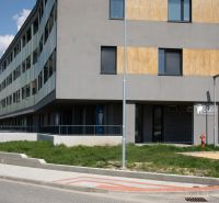 Kompletne zariadená zubná ambulancia, Záhorská Bystrica - Budova s obchodnými priestormi na ulici Kunovská, moderná architektúra a prechádzka.