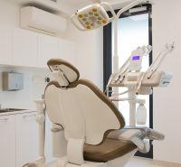 Kompletne zariadená zubná ambulancia, Záhorská Bystrica - Dentálna ordinácia so zubárskym kreslom a moderným vybavením v obchodných priestoroch.