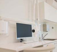 Kompletne zariadená zubná ambulancia, Záhorská Bystrica - Zubná ordinácia s počítačom a stoličkou v obchodnom priestore.