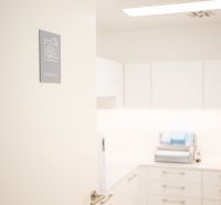 Kompletne zariadená zubná ambulancia, Záhorská Bystrica - Obchodné priestory s bielym nábytkom a priestorom na sterilizáciu.