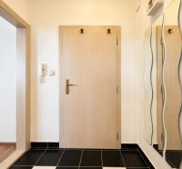 Na prenájom 1 izbový byt po rekonštrukcii – Banská Bystrica/centrum - Vstupná predsieň v 1-izbovom byte s čiernou podlahou a vlnitým zrkadlom.