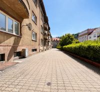 Na prenájom 1 izbový byt po rekonštrukcii – Banská Bystrica/centrum - Mestská ulica s bytovými domami a upraveným chodníkom.