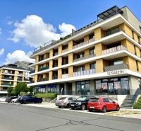 Na predaj novostavba 3 izbový byt, Bratislava, Nový Ružinov, Bajkalská - Bytový dom na Bajkalskej ulici v Bratislave - Ružinove s parkovaním pred budovou.