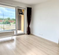 Na predaj novostavba 3 izbový byt, Bratislava, Nový Ružinov, Bajkalská - Obývacia izba v 3-izbovom byte s podlahou s dreveným dekorom a balkónom.