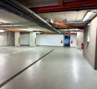 Na predaj novostavba 3 izbový byt, Bratislava, Nový Ružinov, Bajkalská - Podzemná garáž s očíslovanými parkovacími miestami a výrazným označením stien.