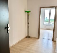 Na predaj novostavba 3 izbový byt, Bratislava, Nový Ružinov, Bajkalská - Interiér 3-izbového bytu s podlahou s dreveným dekorom a stojacou lampou.