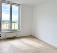 Na predaj novostavba 3 izbový byt, Bratislava, Nový Ružinov, Bajkalská - Izba v 3-izbovom byte s veľkým oknom a podlahou s dreveným dekorom.