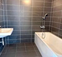 Na predaj novostavba 3 izbový byt, Bratislava, Nový Ružinov, Bajkalská - Kúpeľňa v 3-izbovom byte s tmavými obkladmi a vaňou.