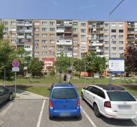 3D OBHLIADKA - Priestranný 3-izbový byt v Senci s lodžiou a klimatizác - Parkovisko pred bytovým domom na Sokolská ulici v Senci.