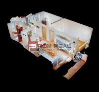 3D OBHLIADKA - Priestranný 3-izbový byt v Senci s lodžiou a klimatizác - Virtuálny pôdorys 3-izbového bytu s podlahou s dreveným dekorom.