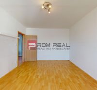 3D OBHLIADKA - Priestranný 3-izbový byt v Senci s lodžiou a klimatizác - Izba v 3-izbovom byte s podlahou s dreveným dekorom a bodovým osvetlením.
