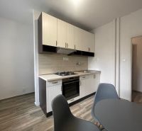PRENÁJOM, 2 izb. byt na Považskej ulici, Košice - Západ - Kuchyňa v 2-izbovom byte s podlahou s dreveným dekorom a jedálenským stolom.