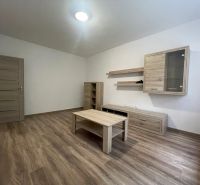 PRENÁJOM, 2 izb. byt na Považskej ulici, Košice - Západ - Obývacia izba v 2-izbovom byte s nábytkom z drevodekoru a podlahou s dreveným dekorom.