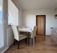 Na predaj: Veľký 2 izb.byt + LOGGIA + ŠPAJZA + PIVNICA - Jedálenský kút v 2-izbovom byte s podlahou s dreveným dekorom a veľkým oknom.