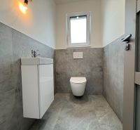 Na predaj: Novostavba rodinného domu v Leviciach - Kúpeľňa v rodinnom dome s modernou sanitou a šedými obkladmi.
