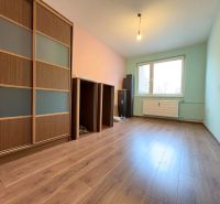 Na predaj: CENTRUM: 3 izb.byt + PIVNICA - Interiér 3-izbového bytu so skriňou, podlahou s dreveným dekorom a farebnými stenami.